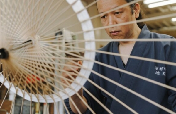 In Kyoto, discover the beauty of wagasa umbrellas